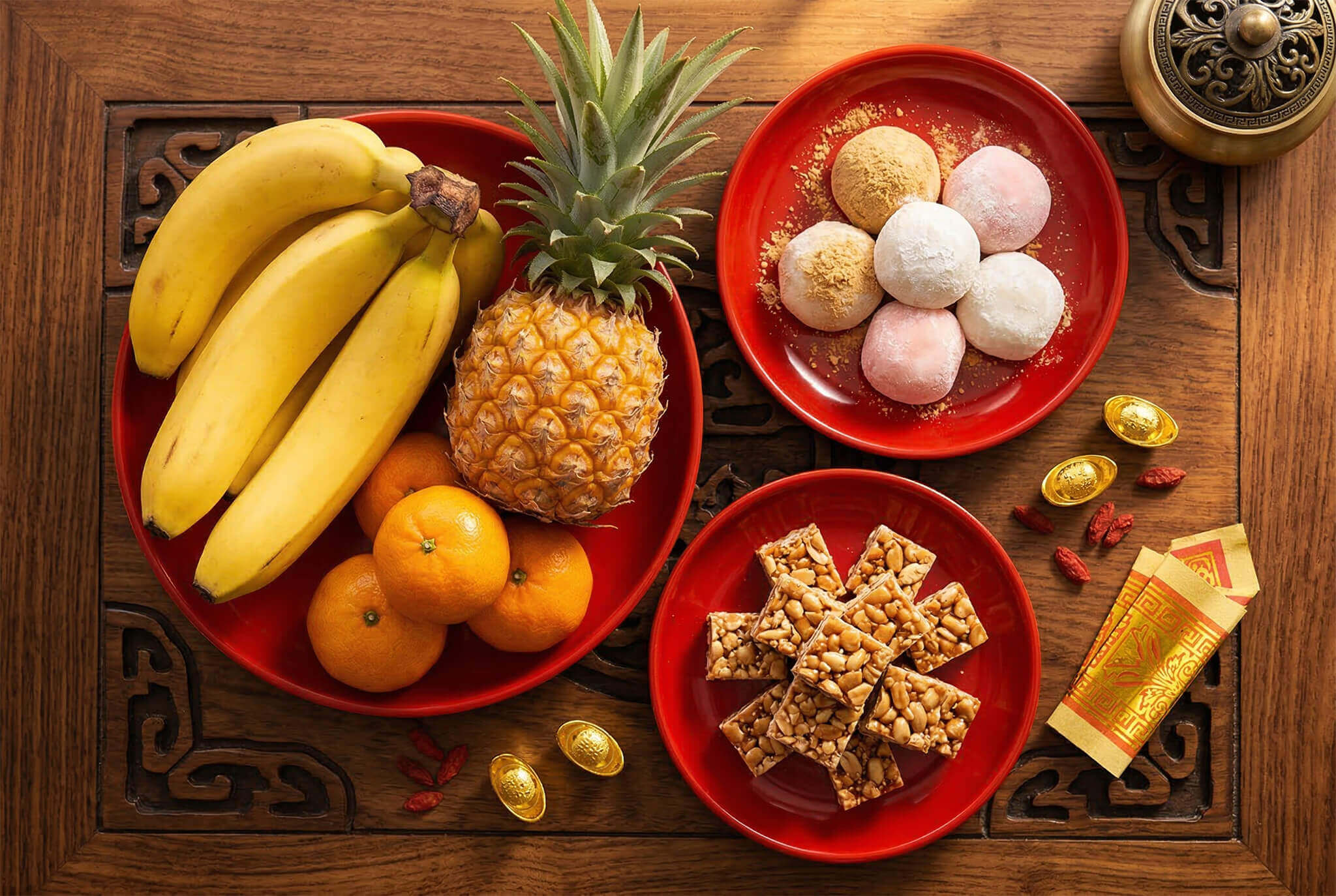 招財供品黃金組合: 準備香蕉、鳳梨、橘子等「招財四大水果」,搭配土地公最愛的「黏財」麻糬與好事「花生」糖,用單數陽氣法則與甜軟口感,把整年的好運跟財氣黏緊緊!